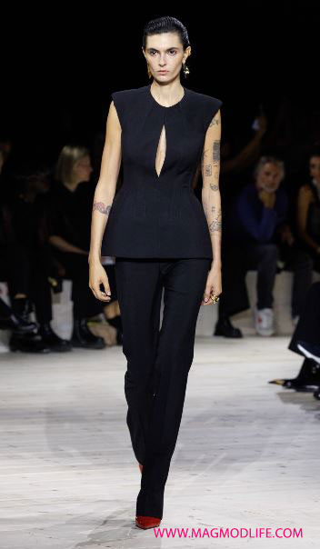 مدل لباس زنانه برند الکساندر مک کوئین - مدل 56